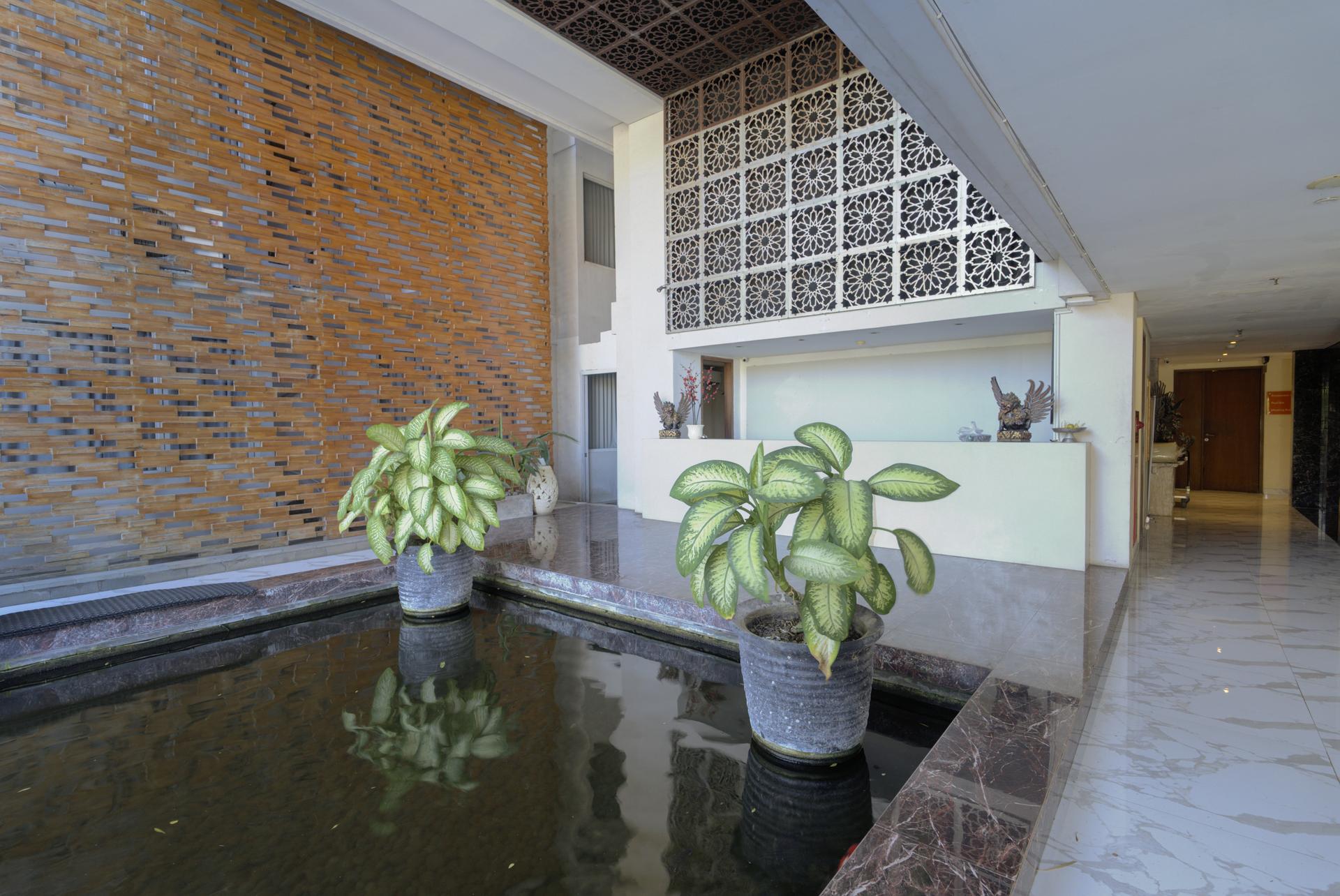 Palm Chamber Hotel Lobby